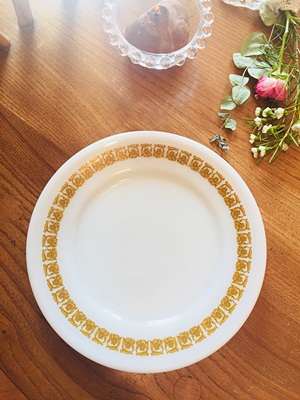 OLD PYREX GOLD FLOWER PLATE